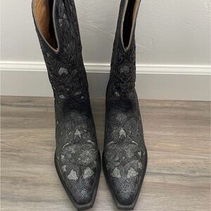 Shyanne cowgirl boots. I wore these once. Size 10. Beautiful pattern. Sparkles.